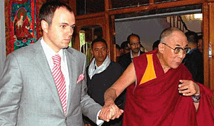 ༸གོང་ས་མཆོག་ལ་དྭགས་ཁུལ་དུ་ཞབས་སོར་འཁོད། ༸གོང་ས་མཆོག་ལ་དྭགས་ཁུལ་དུ་ཞབས་སོར་འཁོད།