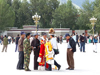 chinese-in-lhasa-200.jpg chinese-in-lhasa-200.jpg
