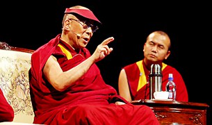 ཨོ་སི་ཊེ་ལི་ཡའི་ནང་ཞབས་སོར་འཁོར་གནང་བ།