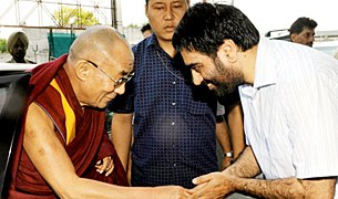 ༸གོང་ས་མཆོག་བཞུགས་སྒར་ནས་ཆིབས་ཐོན་གནང་བ། ༸གོང་ས་མཆོག་བཞུགས་སྒར་ནས་ཆིབས་ཐོན་གནང་བ།