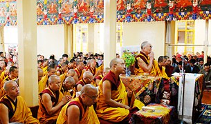 བཞུགས་སྒར་དུ་ཐུགས་སྨོན་གསོལ་འདེབས།