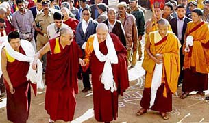 ༸གོང་ས་མཆོག་གུཇ་རཏ་ལ་ཆིབས་བསྒྱུར་གནང་རྒྱུ། ༸གོང་ས་མཆོག་གུཇ་རཏ་ལ་ཆིབས་བསྒྱུར་གནང་རྒྱུ།