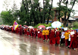 འཛམ་གླིང་སྐྱབས་བཅོལ་གྱི་ཉི་མོ། འཛམ་གླིང་སྐྱབས་བཅོལ་གྱི་ཉི་མོ།