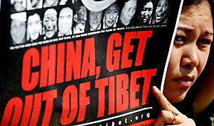 བོད་མི་ཚོས་རྒྱ་ནག་ཕྱི་སྲིད་དྲུང་ཆེར་ངོ་རྒོལ།