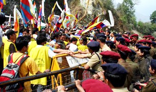 འབྲས་ལྗོངས་ས་སུ་བོད་མི་༡༠༠༠ལྷག་ནས་ངོ་རྒོལ།