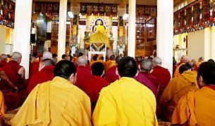 བཙན་བྱོལ་བོད་གཞུང་ནས་སྨོན་ལམ་གསོལ་འདེབས། བཙན་བྱོལ་བོད་གཞུང་ནས་སྨོན་ལམ་གསོལ་འདེབས།