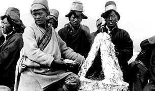 ༡༩༥༩ལོའི་གོང་གི་ལོ་གསར་མཛད་སྒོ། ༡༩༥༩ལོའི་གོང་གི་ལོ་གསར་མཛད་སྒོ།