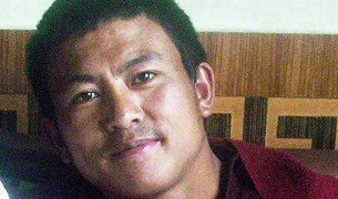 ཀརྟི་དགོན་པའི་གྲྭ་བ་ཞིག་པེ་ཅིང་དུ་འཛིན་བཟུང༌།