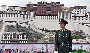 བོད་མི་རྣམས་མུ་མཐུད་དམ་བསྒྲགས་འོག་གནས་བཞིན་པ། བོད་མི་རྣམས་མུ་མཐུད་དམ་བསྒྲགས་འོག་གནས་བཞིན་པ།