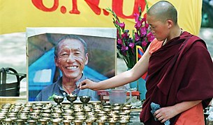 བཙན་བྱོལ་ནང་རྒྱལ་གཅེས་དཔའ་བོའི་ཉིན་མོ་སྲུང་བརྩི། བཙན་བྱོལ་ནང་རྒྱལ་གཅེས་དཔའ་བོའི་ཉིན་མོ་སྲུང་བརྩི།