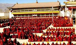 རྔ་བ་རྫོང་དུ་བོད་མི་གཉིས་ནས་རང་ལུས་མེར་བསྲེཊ། རྔ་བ་རྫོང་དུ་བོད་མི་གཉིས་ནས་རང་ལུས་མེར་བསྲེཊ།