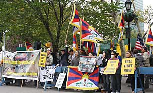 ནིའུ་ཡོརྐ་ཏུ་རྒྱ་ནག་གི་སྲིད་བློན་ལ་ངོ་རྒོལ་བྱས་པ། ནིའུ་ཡོརྐ་ཏུ་རྒྱ་ནག་གི་སྲིད་བློན་ལ་ངོ་རྒོལ་བྱས་པ།