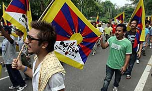 རྒྱ་ནག་གི་ཕྱི་སྲིད་བློན་ཆེན་ལ་ངོ་རྒོལ་བྱས་པ།
