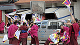དགེ་འདུན་པ་གསུམ་འཛིན་བཟུང༌།