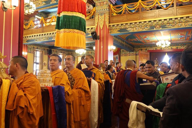སྐྱབས་རྗེ་སྨན་རིའི་ཡོངས་འཛིན་སློབ་དཔོན་བསྟན་འཛིན་རྣམ་དག་རིན་པོ་ཆེ་མཆོག་དགུང་ལོ་ ༡༠༠ ལ་ཕེབས་པའི་བརྒྱ་སྟོན་སྲུང་བརྩི་ཞུ་བཞིན་འདུག