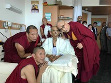 དགའ་ལྡན་ཁྲི་པ་རྗེ་བཙུན་བློ་བཟང་བསྟན་འཛིན་མཆོག་དགོངས་པ་རྫོགས་ཡོད་པ།