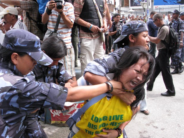 བལ་ཡུལ་ཉེན་རྟོག་པས་བོད་མི་ལས་འགུལ་བ་འཛིན་བཟུང་བྱེད་བཞིན་པ། ༢༠༠༨།༨།༡༤