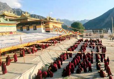  བོད་མདོ་སྨད་ཧོར་གཙང་ཀིརྟི་དགོན་དུ་ཀིརྟི་ཚང་གི་དགུན་ཆོས་ཆེན་མོ་ཐེངས་བཅུ་གཉིས་པ་འཚོགས་བཞིན་པ།