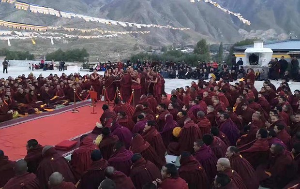 བོད་མདོ་སྨད་ཧོར་གཙང་ཀིརྟི་དགོན་དུ་ཀིརྟི་ཚང་གི་དགུན་ཆོས་ཆེན་མོ་ཐེངས་བཅུ་གཉིས་པ་འཚོགས་བཞིན་པ། བོད་མདོ་སྨད་ཧོར་གཙང་ཀིརྟི་དགོན་དུ་ཀིརྟི་ཚང་གི་དགུན་ཆོས་ཆེན་མོ་ཐེངས་བཅུ་གཉིས་པ་འཚོགས་བཞིན་པ།