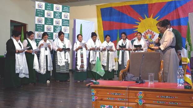 བོད་ཀྱི་བུད་མེད་ལྷན་ཚོགས་ཀྱི་ཚོགས་ཆེན་ཐེངས་བཅུ་བཞི་པ་མཇུག་སྒྲིལ་བ་དང་རྒྱུན་ལས་གསར་འདེམས་གནང་སོང་། བོད་ཀྱི་བུད་མེད་ལྷན་ཚོགས་ཀྱི་ཚོགས་ཆེན་ཐེངས་བཅུ་བཞི་པ་མཇུག་སྒྲིལ་བ་དང་རྒྱུན་ལས་གསར་འདེམས་གནང་སོང་།