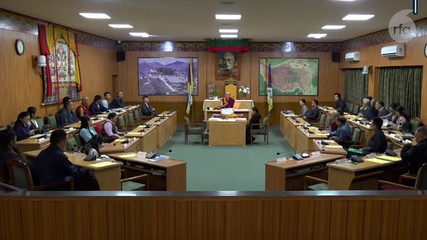 གྲོས་ཚོགས་ཚོགས་དུས་དྲུག་པ་མཇུག་སྐྱོང་མ་ཐུབ་པར་འཕྲོ་སྐྱོང་ཞུ་བསྡད་ལྷག་པ་རྣམས་ཚོགས་དུས་བདུན་པར་སྟབས་གཅིག་ཏུ་འཚོགས་ཐབས་ཡོང་བའི་སྐོར་སྤྱི་འཐུས་ ༡༦ གིས་ཞུ་སྙན་ཕུལ་འདུག