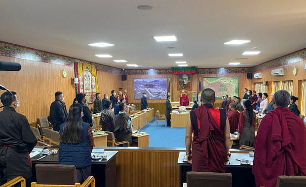 སྐབས་བཅུ་བདུན་པའི་སྤྱི་འཐུས་ལྷན་ཚོགས་ཀྱི་གྲོས་ཚོགས་ཚོགས་དུས་གཉིས་པ་དབུ་འཛུགས་གནང་སོང་། སྐབས་བཅུ་བདུན་པའི་སྤྱི་འཐུས་ལྷན་ཚོགས་ཀྱི་གྲོས་ཚོགས་ཚོགས་དུས་གཉིས་པ་དབུ་འཛུགས་གནང་སོང་།