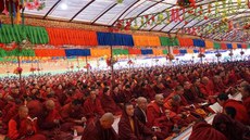 ཁམས་ནང་ཆེན་ཁུལ་དུ་བཀའ་བརྒྱུད་སྨོན་ལམ་ཆེན་མོ་ཐེངས་༡༧པ་འཚོགས་བཞིན་པ།