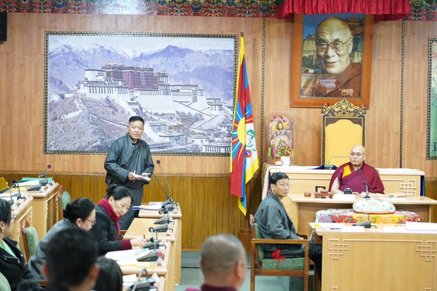 དཔྱ་དངུལ་ཆག་ཡང་བཏང་བའི་ལོ་གཅིག་ནང་བོད་མི་དྲུག་སྟོང་ལྔ་བརྒྱ་ལྷག་གིས་དཔྱ་དངུལ་ལག་དེབ་གསར་བཟོ་དང་བསྐྱར་གསོ་གནང་འདུག