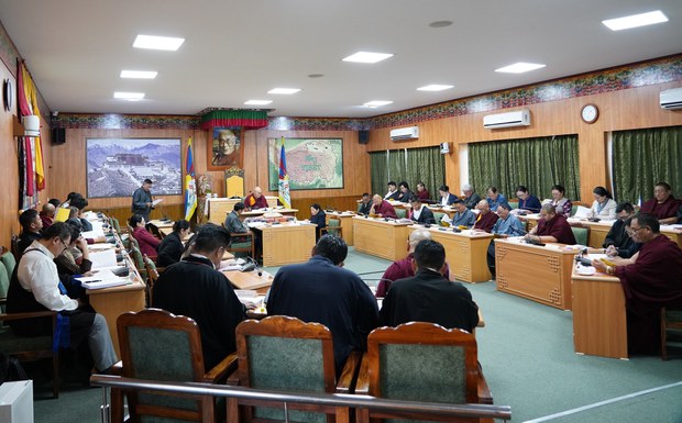 བོད་མིའི་སྒྲིག་འཛུགས་ཀྱི་སྔོན་རྩིས་ཧིན་སྒོར་ས་ཡ་སུམ་སྟོང་སུམ་བརྒྱ་ལྷག་སོ་གཅིག་ལྷག་གྲོས་ཚོགས་སུ་འཆར་འབུལ་གནང་འདུག