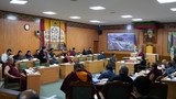 སྤྱི་འཐུས་གྲོས་ཚོགས་སུ་བོད་ཀྱི་སྐུ་ཚབ་དོན་གཅོད་ཁང་ཁག་གི་ལས་དོན་ཐད་འདྲི་རྩད་དང་སྔོན་རྩིས་གཏན་འབེབས་གནང་སོང་།