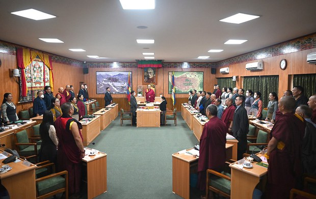 སྐབས་བཅུ་བདུན་པའི་བོད་མི་མང་སྤྱི་འཐུས་ལྷན་ཚོགས་ཀྱི་གྲོས་ཚོགས་ཚོགས་དུས་བཞི་པ་དབུ་འཛུགས་གནང་སོང་། སྐབས་བཅུ་བདུན་པའི་བོད་མི་མང་སྤྱི་འཐུས་ལྷན་ཚོགས་ཀྱི་གྲོས་ཚོགས་ཚོགས་དུས་བཞི་པ་དབུ་འཛུགས་གནང་སོང་།