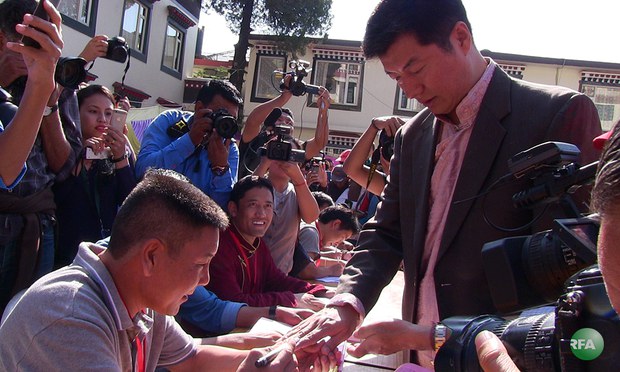 ལས་ཐོག་སྲིད་སྐྱོང་བློ་བཟང་སེང་གེ་མཆོག་གིས་འོས་ཤོག་བླུགས་གནང་བཞིན་པ། ༢༠༡༥།༡༠།༡༨ ལས་ཐོག་སྲིད་སྐྱོང་བློ་བཟང་སེང་གེ་མཆོག་གིས་འོས་ཤོག་བླུགས་གནང་བཞིན་པ། ༢༠༡༥།༡༠།༡༨