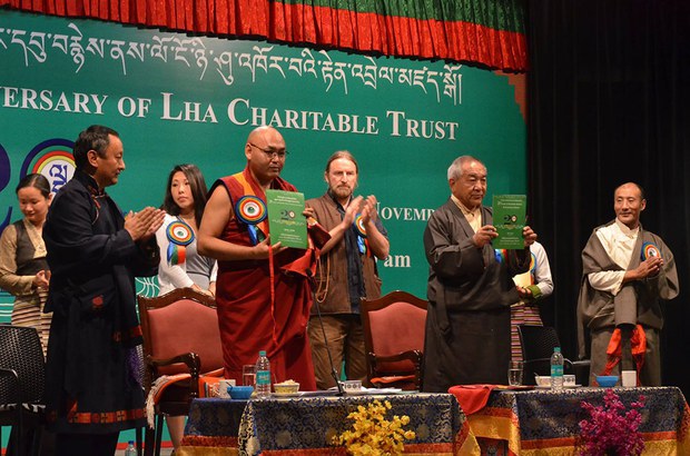 ལྷ་སྤྱི་ཚོགས་ཞབས་ཞུ་དང་ཤེས་ཡོན་ལྟེ་གནས་ཁང་དབུ་བརྙེས་ནས་ལོ་ངོ་ཉི་ཤུ་འཁོར་བའི་རྟེན་འབྲེལ་མཛད་སྒོ།