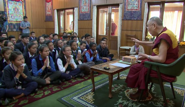 ༧གོང་ས་མཆོག་ནས་སློབ་གྲྭ་ཁག་༢༠་ནས་ཕེབས་པའི་དགེ་སློབ་གྲངས་༦༠་ལ་བཀའ་སློབ་གནང་སྐབས། ༢༠༡༦།༤།༡༦