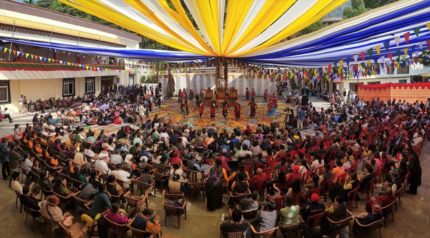 བཙན་བྱོལ་དུ་བོད་མི་ཚོས་བོད་ཀྱི་ཞོ་སྟོན་དུས་ཆེན་ཐེངས་ཉེར་ལྔ་བ་སྲུང་བརྩི་གནང་བཞིན་འདུག