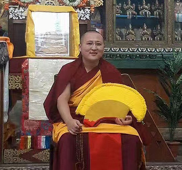 འབྲས་སྤུངས་སྒོ་མང་གྲྭ་ཚང་གི་སོག་པོ་རྒན་རྗེ་བཙུན་རྡོ་རྗེ་མཆོག་ལ་ལྷ་རམས་ལོ་རིམ་གཉིས་པའི་རྒྱུགས་སྤྲོད་ནང་ཨང་དང་བོའི་མཚན་སྙན་ཐོབ་ཡོད་པ། འབྲས་སྤུངས་སྒོ་མང་གྲྭ་ཚང་གི་སོག་པོ་རྒན་རྗེ་བཙུན་རྡོ་རྗེ་མཆོག་ལ་ལྷ་རམས་ལོ་རིམ་གཉིས་པའི་རྒྱུགས་སྤྲོད་ནང་ཨང་དང་བོའི་མཚན་སྙན་ཐོབ་ཡོད་པ།