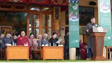 བོད་མིའི་དབུ་ཁྲིད་༸གོང་ས་མཆོག་ལ་ནོ་སྦེལ་ཞི་བདེའི་གཟེངས་རྟགས་འབུལ་བཞེས་ཀྱིས་ལོ་ངོ་༣༤འཁོར་བར། བཞུགས་སྒར་དུ་བོད་མིའི་སྒྲིག་འཛུགས་གཞུང་མང་གཉིས་ཀྱིས་དུས་དྲན་སྲུང་བརྩི་གནང་ཡོད་པ།