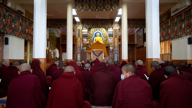 བོད་དིང་རིའི་ས་ཡོམ་གོད་ཆག་ཁྲོད་རྐྱེན་འདས་སུ་ཕྱིན་པ་རྣམས་ཀྱི་ཆེད་བཞུགས་སྒར་རྡ་རམ་ས་ལ་གཙོས་པའི་བོད་མི་གནས་སྡོད་ས་གནས་ཁག་ཏུ་ཞག་ཞེ་དགུའི་མཆོད་འབུལ་སྨོན་ལམ་གནང་བཞིན་འདུག