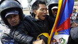 བལ་ཡུལ་གྱི་རྒྱ་ནག་གཞུང་ཚབ་མདུན་ངོ་རྒོལ་བྱེད་མཁན་ཉེན་རྟོག་པས་འཇུ་བཟུང་བྱེད་བཞིན་པ། ༢༠༡༤།༣།༡༠