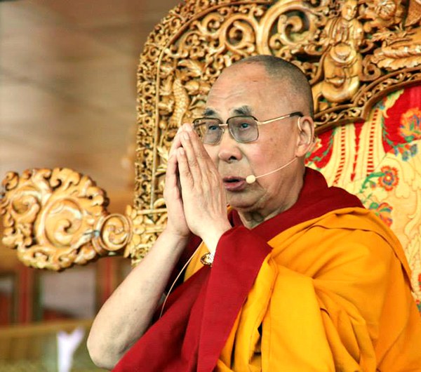 དབུ་མ་རིན་ཆེན་ཕྲེང་བ་དང་བཤེས་སྤྲིངས་ཀྱི་གསུང་ཆོས་སྩོལ་བཞིན་པ།