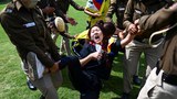 བོད་མི་མང་པོས་ལྡི་ལི་རུ་རྒྱ་ནག་གཞུང་ཚབ་ཁང་གི་མདུན་ངོ་རྒོལ་སྐད་འབོད་བྱས་འདུག