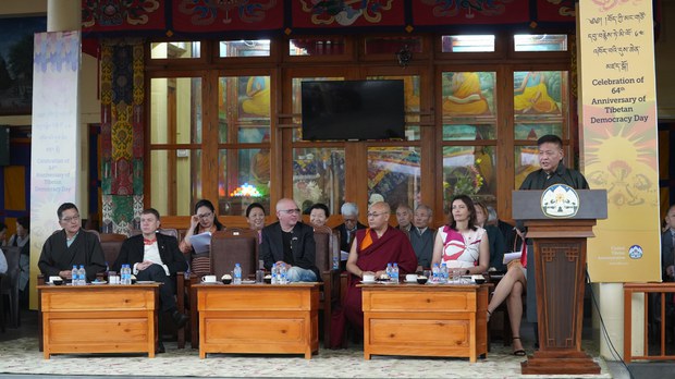 རྒྱ་ནག་གུང་ཁྲན་སྲིད་གཞུང་ནི་མང་གཙོ་དང་རང་དབང་ལས་ལྡོག་སྟེ་མི་སེར་སྤེལ་བའི་རིང་ལུགས་ཀྱི་གདུག་རྩུབ་ཆེ་བའི་དུས་རབས་ནང་ཕྱིར་བཤིག་རྒྱག་བཞིན་པ་གསལ་བོ་རེད་ཅེས། སྲིད་སྐྱོང་སྤེན་པ་ཚེ་རིང་མཆོག་གིས་གསུངས་པ། རྒྱ་ནག་གུང་ཁྲན་སྲིད་གཞུང་ནི་མང་གཙོ་དང་རང་དབང་ལས་ལྡོག་སྟེ་མི་སེར་སྤེལ་བའི་རིང་ལུགས་ཀྱི་གདུག་རྩུབ་ཆེ་བའི་དུས་རབས་ནང་ཕྱིར་བཤིག་རྒྱག་བཞིན་པ་གསལ་བོ་རེད་ཅེས། སྲིད་སྐྱོང་སྤེན་པ་ཚེ་རིང་མཆོག་གིས་གསུངས་པ།