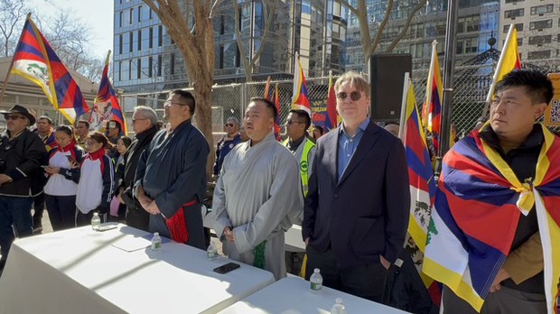 བོད་མི་དང་བོད་དོན་རྒྱབ་སྐྱོར་བ་ཚོས་ཨ་མི་རི་ཀའི་གྲོང་ཁྱེར་ནིའུ་ཡོག་ནང་གསུམ་བཅུའི་དུས་དྲན་སྲུང་བརྩི་གནང་འདུག བོད་མི་དང་བོད་དོན་རྒྱབ་སྐྱོར་བ་ཚོས་ཨ་མི་རི་ཀའི་གྲོང་ཁྱེར་ནིའུ་ཡོག་ནང་གསུམ་བཅུའི་དུས་དྲན་སྲུང་བརྩི་གནང་འདུག