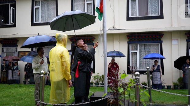 སྲིད་སྐྱོང་མཆོག་གིས་བོད་མི་ཚོས་རྒྱ་གར་ལ་ལོ་བརྒྱ་ཕྲག་གཉིས་ཀྱི་རྗེས་སུ་རང་བཙན་ཐོབ་པའི་ཉམས་མྱོང་ཁྲོད་བསླབ་བྱ་བླངས་ཏེ། སེམས་ཤུགས་མ་ཆག་པར་མུ་མཐུད་འབད་བརྩོན་གནང་དགོས་པའི་སྐུལ་མ་གནང་སོང་།