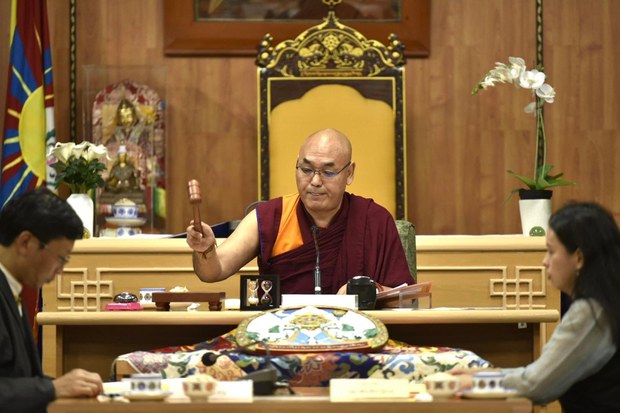 བོད་མི་མང་སྤྱི་འཐུས་ལྷན་ཚོགས་སྐབས་བཅུ་བདུན་པའི་གྲོས་ཚོགས་ཚོགས་དུས་བརྒྱད་པ་སྟེ།བོད་མིའི་སྒྲིག་འཛུགས་ཀྱི་ལྷན་ཁང་ཁག་མ་ལག་དང་བཅས་པའི་ལས་བསྡོམས་ཀྱི་གྲོས་ཚོགས་ལས་རིམ་དངོས་སུ་དབུ་འཛུགས་ཞུས་ཡོད་པ།