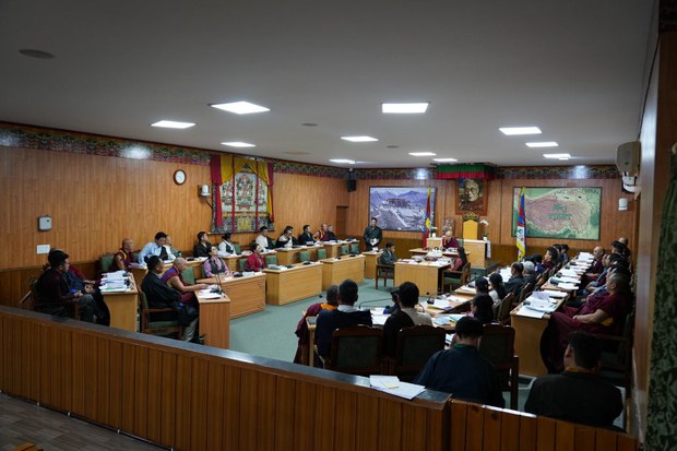 གྲོས་ཚོགས་ནང་ཇོ་ནང་སྤྱི་འཐུས་ཁ་སྣོན་དང་ཁྲིམས་ཞིབ་པའི་འོས་ཆོས་དང་འབྲེལ་བའི་བསྐྱར་བཅོས་ཁྲིམས་འཆར་བཏོན་གནང་སོང་།