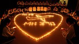 རྒྱ་ནག་གི་གྲོང་ཁྱེར་ཀྲེ་ཅང་ཕྱོགས་སུ་སློབ་ཕྲུག་ཚོས་འབྲེལ་ཐག་ཆད་པའི་གནམ་གྲུའི་ཆེད་མར་མེ་སྒྲོན་བཞིན་པ། ༢༠༡༤།༣།༡༠