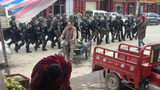 ངོ་རྒོལ་འོག་ཨ་ཡེ་གུས་མོ་ཞུ་བ་ཞིག་འཛིན་བཟུང་བྱས་འདུག