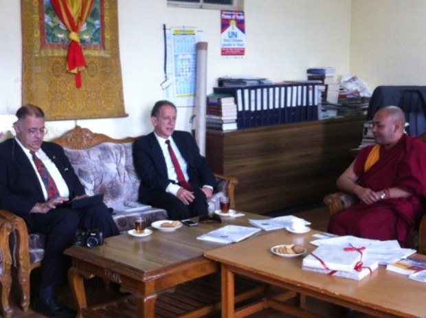 བྷིར་ཛིལ་གྲོས་ཚོགས་ཀྱི་འཐུས་མི་བོད་མི་མང་སྤྱི་འཐུས་ཚོགས་གཞོན་དང་མཇལ་འཕྲད་སྐབས།