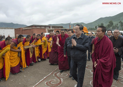 ཡུ་ཀྲང་ཤང་བླ་བྲང་དགོན་པར་ལྟ་སྐོར་བྱེད་བཞིན་པ།